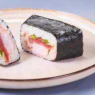 Онигири с тунцом, креветкой и луком Фото