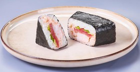 Онигири с тунцом, креветкой и луком - Фото