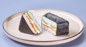 Онигири с лососем - Фото