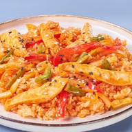 Рис с курицей и овощами в остром соусе Фото