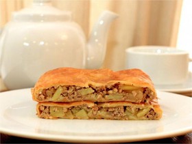 Пирог свинина, картофель, лук (слоеный) - Фото