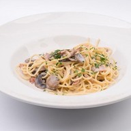 Спагетти с грибами и ветчиной Ланч Фото