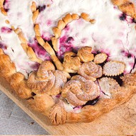 Пирог в сметанном соусе (клубника) Фото