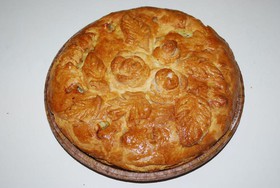 Пирог с курицей, картофелем и луком - Фото