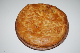 Пирог с семгой, картофелем и луком - Фото