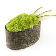 Суши с зеленой тобико Фото