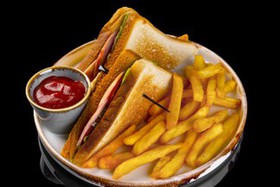 Сэндвич с ветчиной и картофелем фри - Фото