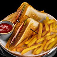 Сэндвич с ветчиной и картофелем фри Фото