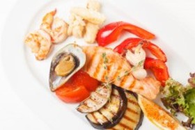 Филе семги с морепродуктами и овощами - Фото