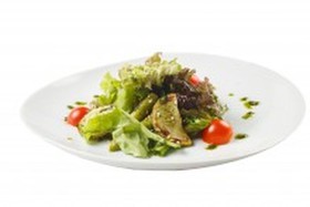 Теплый салат с овощами и соусом песто - Фото