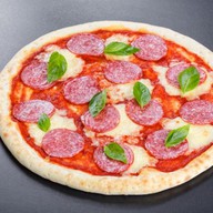 Пицца с салями Фото