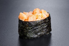 Гункан с лососем и спайси соусом - Фото