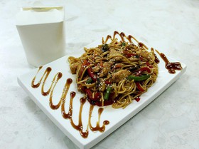 Лапша яичная с курицей и грибами - Фото