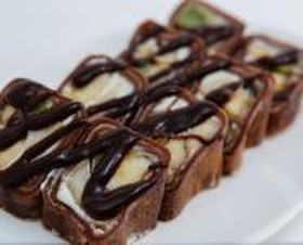 Шоколадный ролл с черносливом и орехом - Фото