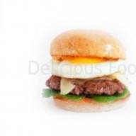 Бургер с говядиной и яйцом Фото