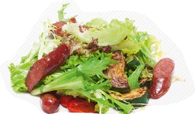 Салат с копчеными колбасками грил - Фото