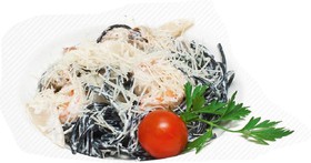 Черные спагетти с морепродуктами - Фото