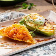 Авокадо с яйцом пашот Фото