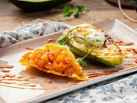 Авокадо с яйцом пашот - Фото