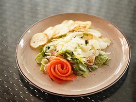 Цезарь салат с лососем - Фото