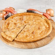 Пирог с красной рыбой и рисом Фото