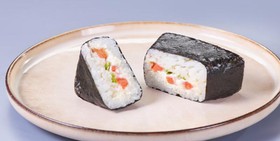 Онигири с беконом и томатом - Фото