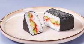 Онигири сочная креветка с авокадо - Фото