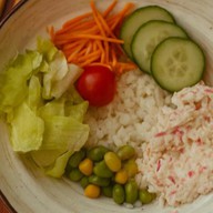 Боул с крабом и соусом чили Фото