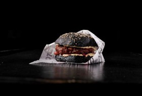 Бургер черный с вишней - Фото