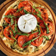 Пицца с бурратой и томатами Фото