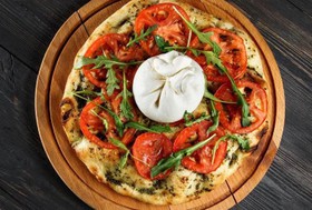Пицца с бурратой и томатами - Фото
