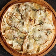 Пицца с грушей и горгонзолой Фото
