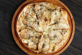 Пицца с грушей и горгонзолой - Фото