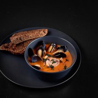 Крем-суп овощной с морепродуктами Фото