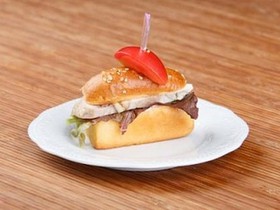 Мини-сэндвич с куриным рулетом и огурцом - Фото