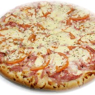 Пицца с колбасой Фото