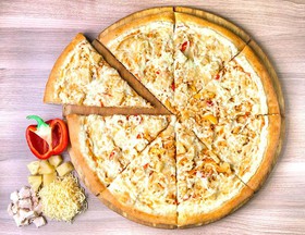 Пицца с курицей и ананасами - Фото
