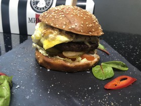 Бургер с мясной котлетой - Фото