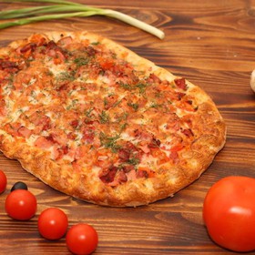 Домашняя пицца с колбасой - Фото