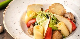 Тёплый салат с курицей,копчёным сулугуни - Фото