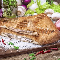 Пирог слоеный с курицей и грибами Фото
