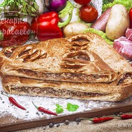 Пирог слоеный с мясом и овощами Фото