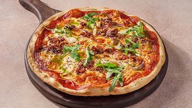 Пицца с рваной говядиной и цыпленком - Фото