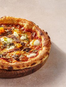 Пицца с говядиной и хурмой - Фото