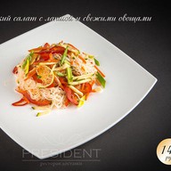 Тайский салат с лапшой и свежими Фото