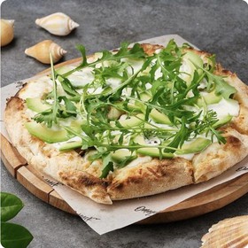 Пицца с сыром страчателла и авокадо - Фото