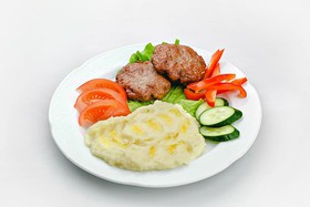 Домашние котлеты с картофельным пюре - Фото