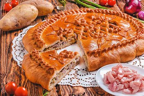 Пирог с рубленым мясом и картофелем - Фото
