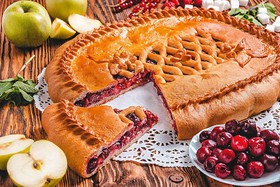 Пирог с яблоками и вишней - Фото