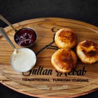 Сырники со сметаной и вареньем Фото